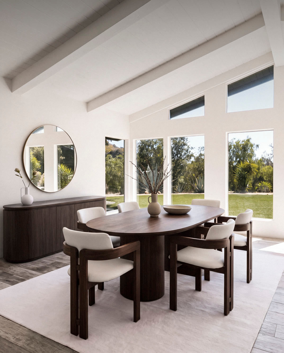 Sala de jantar com mesa oval e aparador em madeira escura — Combine Home