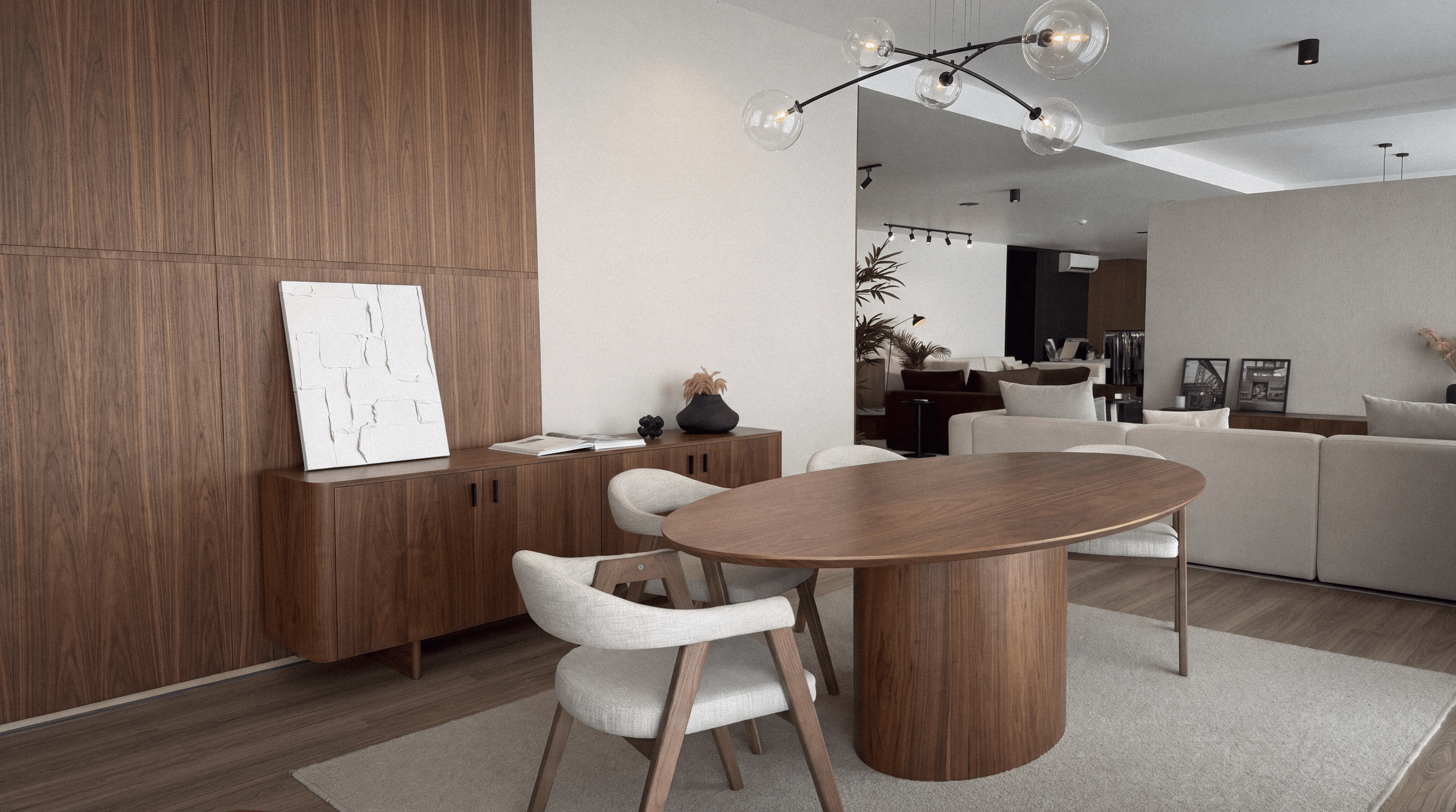 Showroom Combine Home avec table ovale et buffet en noyer